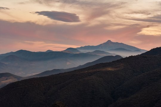 paisaje de la monta&ntilde;a el nevado de colima 