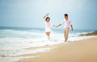 Fototapeta na wymiar Young couple having fun on beach
