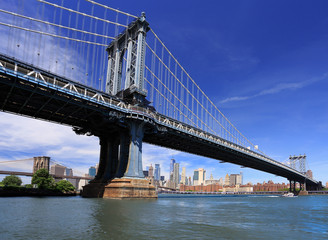 Obraz premium Manhattan and Brookly Bridges with New York City skyline on the background, USA