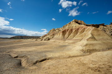 un sol et une montagne jaune et rouge dans un désert