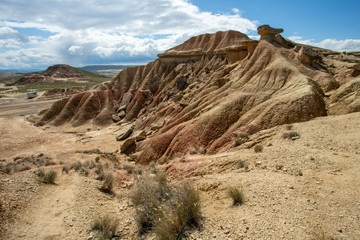 une montagne dans un désert dessinée par l'érosion