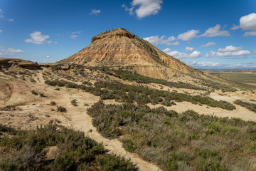 une montagne en forme de pyramide dans le désert