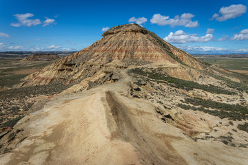 vue depuis une crête sur une montagne au milieu d'un désert