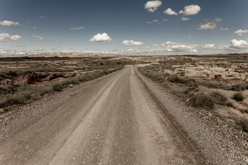 Fototapeta na wymiar une route dans un désert aux teintes bleues