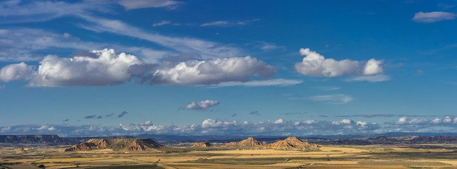 Fototapeta na wymiar Panorama sur des champs cultivés au bord d'un désert