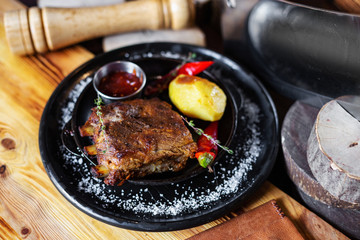 Fried ribs with potatoes, red pepper and sauce