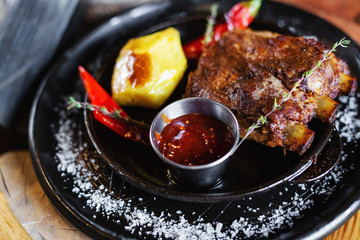 Fried ribs with potatoes, red pepper and sauce