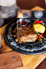 Fried ribs with potatoes, red pepper and sauce