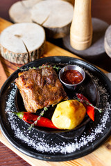 Fried ribs with potatoes, red pepper and sauce