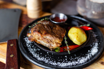 Fried ribs with potatoes, red pepper and sauce