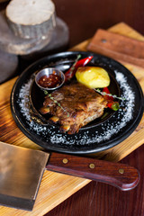 Fried ribs with potatoes, red pepper and sauce