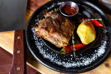 Fried ribs with potatoes, red pepper and sauce