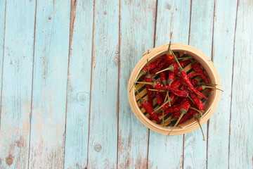 Piments rouge dans un panier en bambou