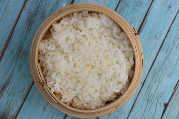Riz gluant dans un panier en bambou