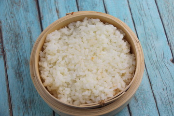 Riz gluant dans un panier en bambou