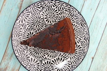 Part de gâteau au chocolat sur une assiette