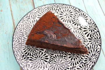 Part de gâteau au chocolat sur une assiette