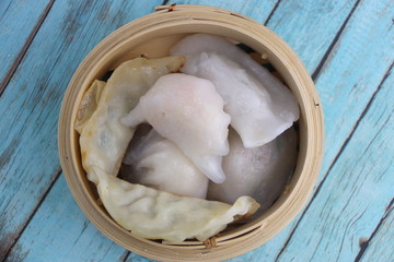 Gyozas dans un panier en bambou