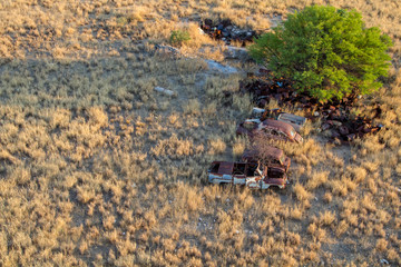 Ultraleichtflug über einen Autofriedhof