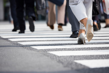 横断歩道を渡る女性の足元
