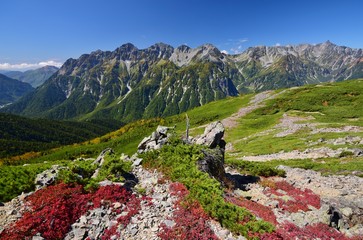 北アルプス・蝶ヶ岳紅葉と槍・穂高連峰