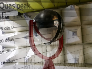 Spherical dipole radiation source for emc laboratory calibration