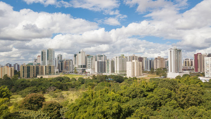 Obraz premium Widok miasta Czystej Wody (Águas Claras) w Brasilii, Brazylia.