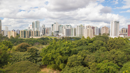 Fototapeta premium Widok z lotu ptaka miasta Czysta woda (Águas Claras) w Brasilii, Brazylia.