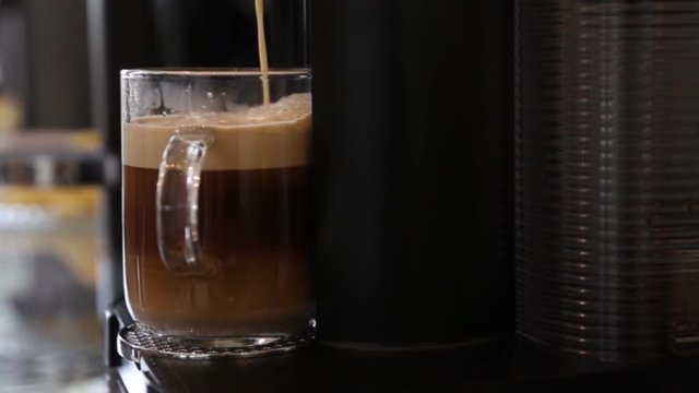 Automatic coffee machine with coffee capsules or coffee pods