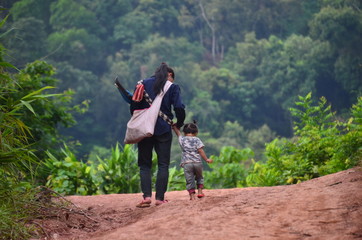 ラオス北部のルアンナムター　山道を歩く少数民族の親子