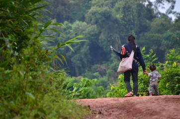 ラオス北部のルアンナムター　山道を歩く少数民族の親子