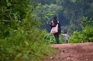 ラオス北部のルアンナムター　山道を歩く少数民族の親子