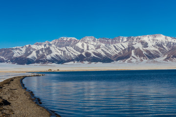 Obraz premium The frozen Sailimu lake with snow mountain background at Yili, Xinjiang of China