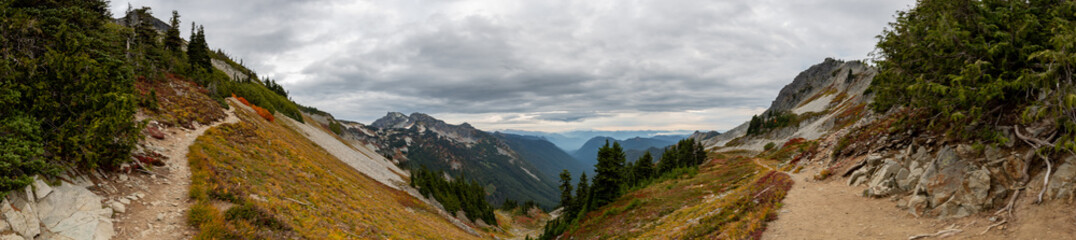 Fototapeta na wymiar Panorama of Trail to Pinnacle Peak on cloudy fall day