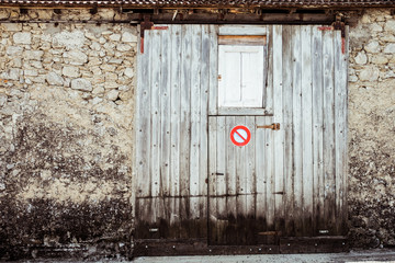 Vieille porte coulissante en bois usé