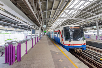 Obraz premium sky train bangkok coming in station for passenger the people