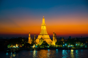 Naklejka premium Zachód słońca w świątyni Arun lub Wat Arun, zlokalizuj nad rzeką Menam z kolorowym niebem w Bangkoku w Tajlandii
