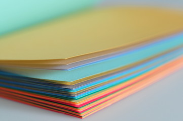 カラフルな画用紙をペラペラと捲った瞬間です。