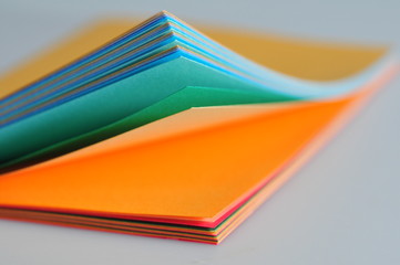 カラフルな画用紙をペラペラと捲った瞬間です。