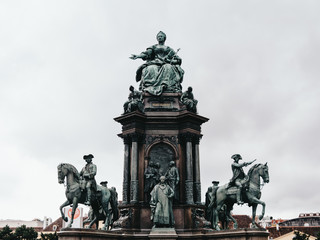 Obraz premium Empress Maria Theresia monument at Maria-Theresien-Platz, Kunsthistorisches Museum