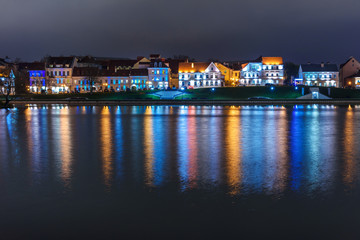 Obraz premium Traetskae Pradmestse or Trinity Suburb on Svisloch river bank at night. Minsk. Belarus
