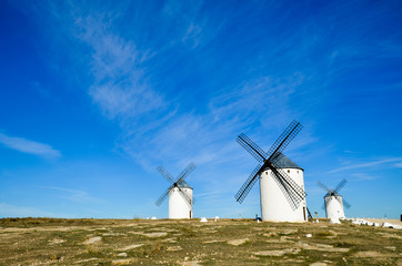 カンポ・デ・クリプターナの風車（スペイン、ラ・マンチャ地方）