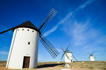 カンポ・デ・クリプターナの風車（スペイン、ラ・マンチャ地方）