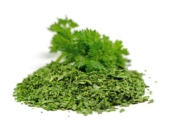 Getrocknete Petersilie, Petroselinum crispum, vor weißem Hintergrund