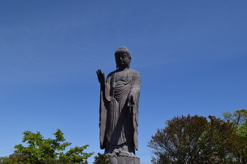 牛久大仏 ／ 牛久大仏（うしくだいぶつ）は、茨城県牛久市にあるブロンズ（青銅）製大仏立像で全高120mあり、立像の高さでは世界で4番目、ブロンズ立像としては世界最大でギネスブックに登録されています。