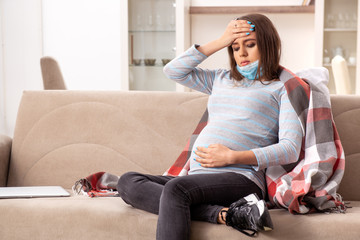 Obraz premium Sick pregnant woman suffering at home 