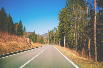 Fototapeta premium Droga wśród gór wczesną wiosną