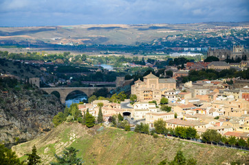Fototapeta na wymiar 古都トレドのアルカンタラ橋とサン・セルバンド城（トレド　スペイン、カスティーリャ＝ラ・マンチャ州）