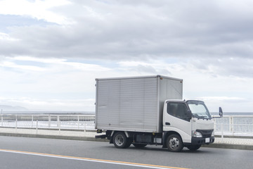 Obraz na płótnie Canvas truck on the road 輸送トラック 箱車
