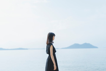海辺の女性